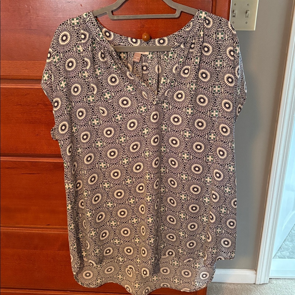 Roz & Ali Navy and White Patterned Blouse 1x like new